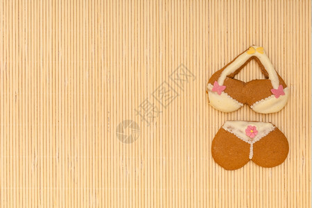 甜点配有黄冰和粉红色装饰边框或米花竹垫底框图片