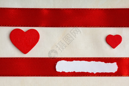 情人节背景红色带子布上有两个木心复制文本空间图片