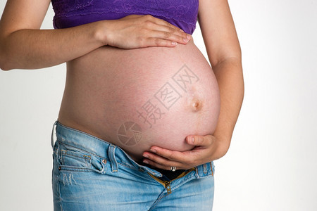 妇女试图支持其孕期的图片