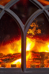 家里冬天壁炉有橙色火焰的壁炉暖和图片