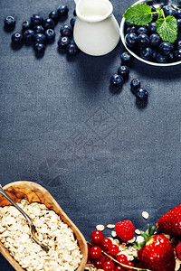 健康早餐烟灰片浆果和新鲜牛奶健康和饮食概念图片