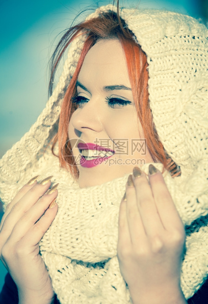 红色头发美丽的快乐年轻女子肖像在户外温暖的白围巾里微笑着的女孩图片