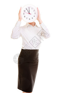 工作过度的女商人显示时钟忙着遮住脸的白人女时间管理工作室拍摄图片