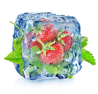 在白色背景上孤立的冰方体和草莓图片