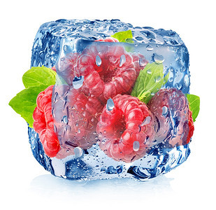 冰中的草莓白上隔着滴子图片