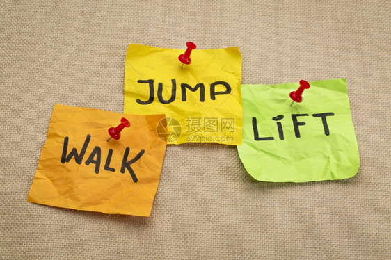 运动和健身概念步行跳跃和在提醒上加粘笔记的单词图片