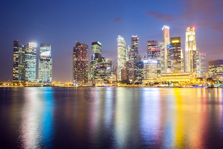 新加坡市中心黄昏时天际摩大楼图片