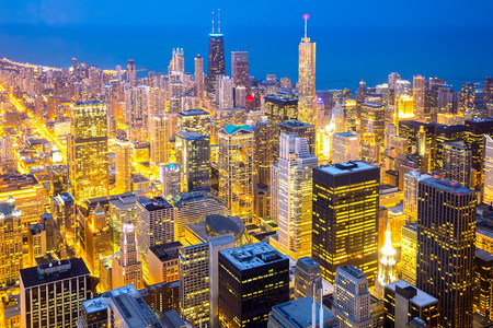 芝加哥市中心黄昏时的空景象图片