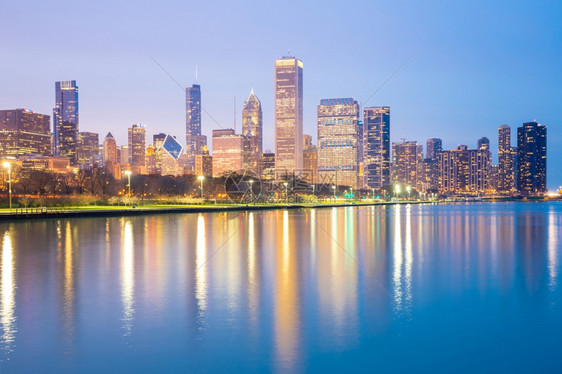 芝加哥市区和密歇根湖黄昏时分图片