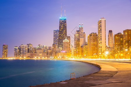芝加哥市区和密歇根湖黄昏时分图片