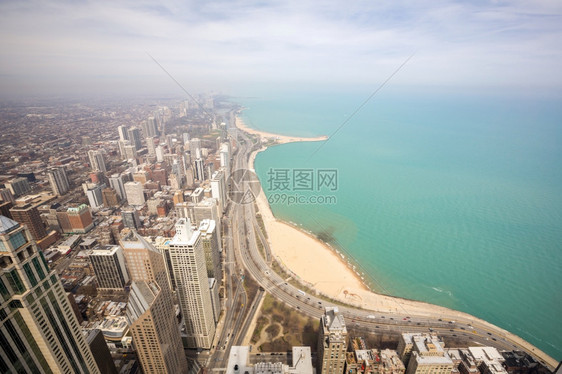 芝加哥市和密歇根湖的空中景象图片