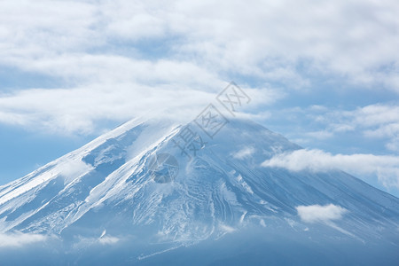 日本Yamaashi山川口果湖的藤福三山图片