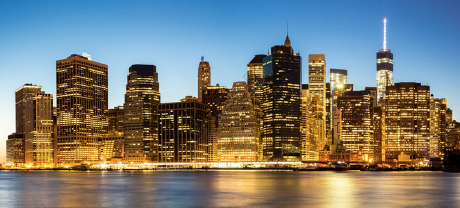 来自布鲁克林的纽约市曼哈顿黄昏天际的全景图片