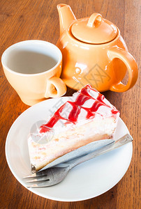 茶间休息在木桌上加白巧克力蛋糕图片