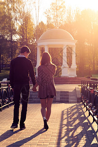 年轻时尚优雅的情侣在黎明时分出现欧洲的一个城市公园里图片
