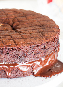从中间一层巧克力蛋糕融化的巧克力填充图片