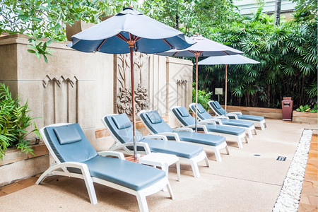 旅馆游泳池海滩椅和雨伞图片