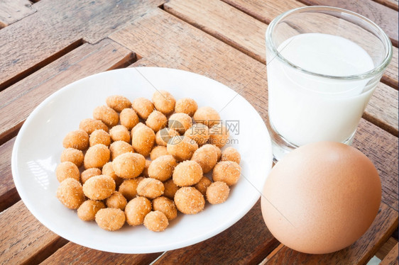 辣花生零食和牛奶鸡蛋俯视图图片