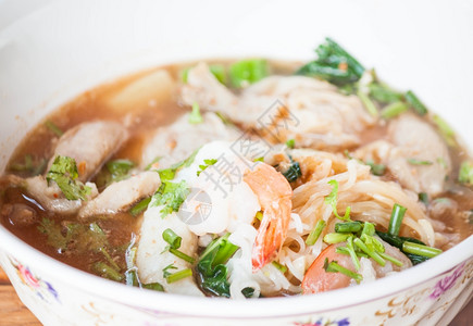 汤面条泰国辣面汤加猪肉和虾背景