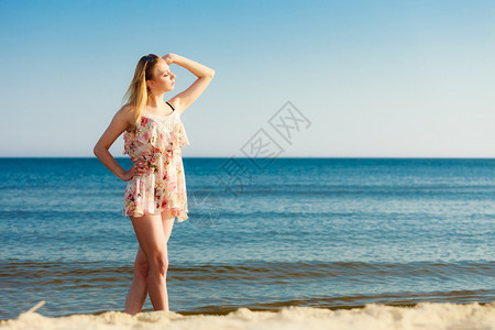 渡假穿暑期服装的女孩独自在空旷的海滩上年轻女人在海上放松夏天图片