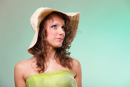美丽的微笑春天或穿着帽子的夏天女人绿色概念图片