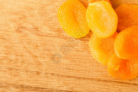 健康的营养饮食木制桌底的干杏子边框图片