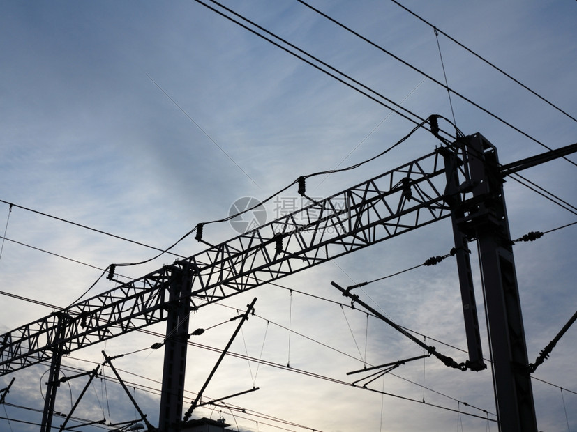 铁路高架电线对抗蓝天联系铁丝网图片