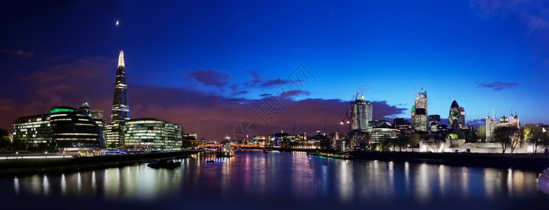 伦敦天线夜幕全景英国伦敦塔沙哈德市政厅泰晤士河从塔桥看到图片