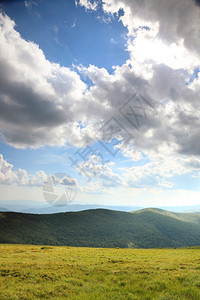 自然和环境油田山丘夏季区景观旅行和游图片