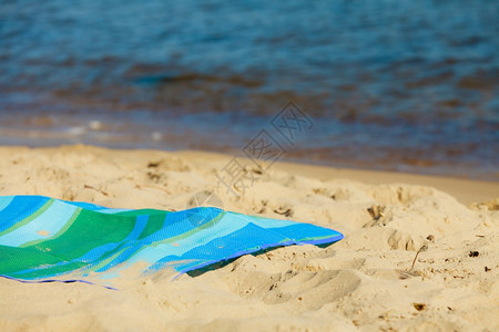 暑假关闭海滩上空的条纹蓝色绿毛毯阳光晒黑在海边放松夏天图片