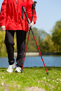 北欧人步行关闭在公园中徒步的女腿积极健康的生活方式图片