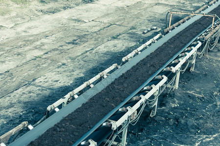 露天煤矿棕色带状传送器作为工业细节图片