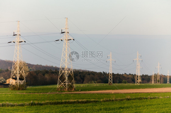 高压电站线绿地塔图片
