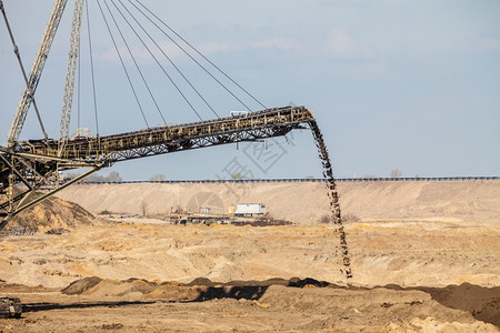 露天矿坑棕色煤矿巨型挖土机采掘业图片