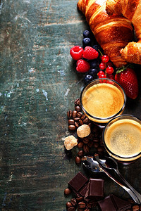 咖啡羊角面包和浆果早餐图片