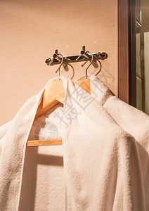旅馆房间木挂衣架上的白毛巾图片素材