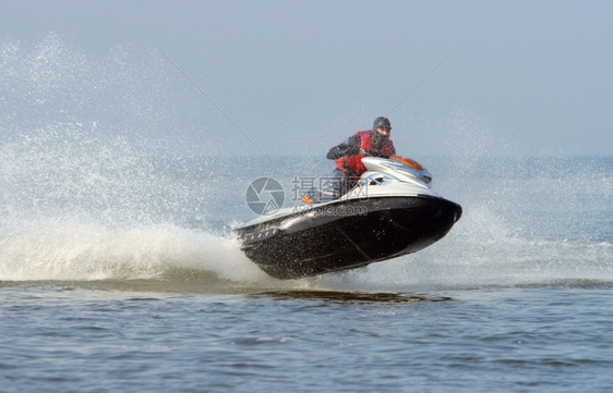 男子在海上骑着摩托艇图片