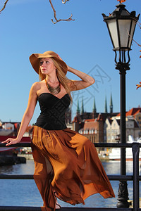 时尚的秋天旅行女游客在欧洲的古老城镇格但斯克图片