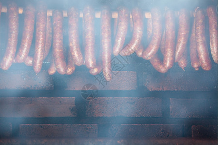 传统食物家用烟熏香肠肉挂在家用烟屋里高清图片
