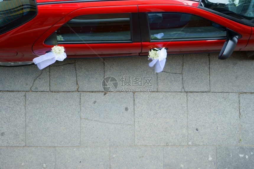 礼仪用的红色车婚礼装饰了花束饰品图片