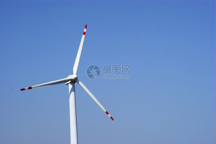 风力涡轮机农场在晴朗的蓝天上替代能源图片