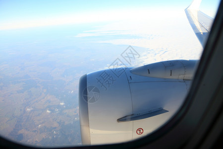 飞机飞行中在窗口可以看到引擎和机翼图片