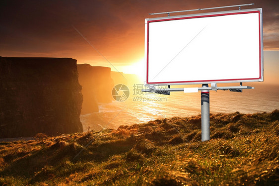 夜空的白广告牌供你做在Clare爱尔兰公司日落时Moher的著名悬崖图片