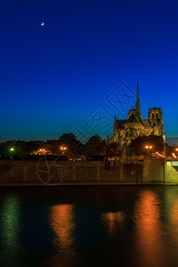日落时巴黎圣母教堂南面图片