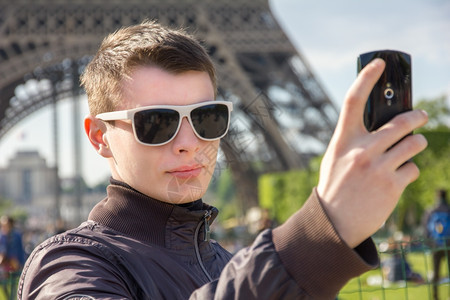 巴黎的一个年轻人在埃菲尔铁塔前拍自图片