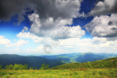 山中美丽的夏日风景蓝天空云布兹扎迪波兰图片