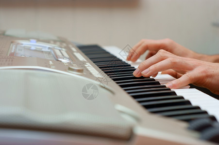 在钢琴上演奏音乐的手图片