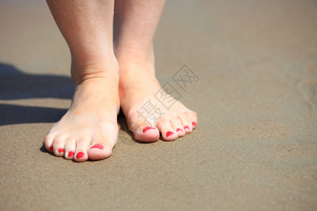 女子在水中走路女孩39在沙滩上赤脚腿图片