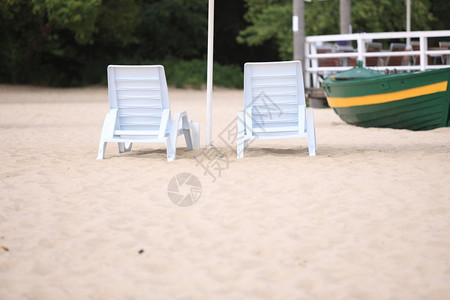 沙滩上的甲板椅图片