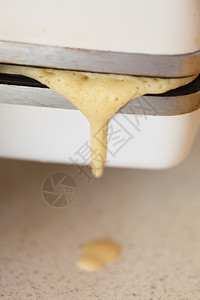 厨房的华夫饼铁准备自制华夫饼图片